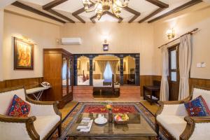 Istumisnurk majutusasutuses Baber Mahal Vilas - The Heritage Hotel