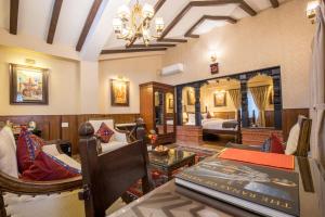Istumisnurk majutusasutuses Baber Mahal Vilas - The Heritage Hotel