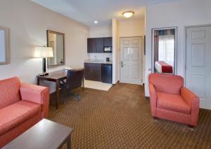 Ein Sitzbereich in der Unterkunft Holiday Inn Express Hotel & Suites Pleasant Prairie-Kenosha, an IHG Hotel