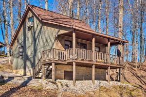 ein großes Haus mit einer Terrasse im Wald in der Unterkunft Quiet and Private Cabin about 5 Mi to Dale Hollow Lake! in Burkesville