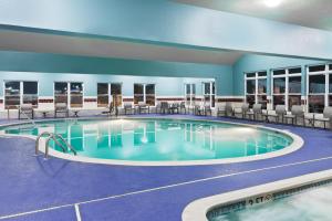 Bazén v ubytování Holiday Inn Express & Suites - Columbus Airport East, an IHG Hotel nebo v jeho okolí