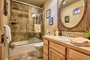 Ένα μπάνιο στο 7 Mi to Ski Waterfront Townhome in Frisco! +16 φωτογραφίες