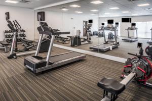 een fitnessruimte met diverse loopbanden en cardio-apparatuur bij Holiday Inn Express & Suites Ruston, an IHG Hotel in Ruston