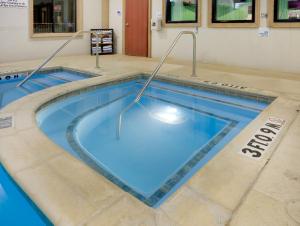 Piscina de la sau aproape de Holiday Inn Express Hotel & Suites Burleson - Fort Worth, an IHG Hotel