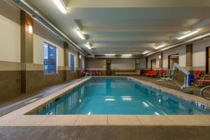 ein großer Pool mit blauem Wasser in einem Gebäude in der Unterkunft Holiday Inn Express & Suites Denver South - Castle Rock, an IHG Hotel in Castle Rock