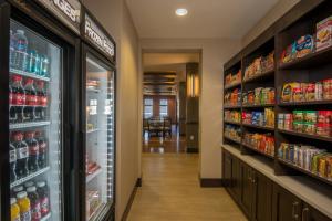 キャッスル・ロックにあるHoliday Inn Express & Suites Denver South - Castle Rock by IHGの食料品店通路(ソーダ自動販売機付)