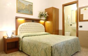 A bed or beds in a room at Atlantide Hotel