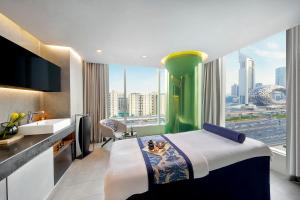 Postel nebo postele na pokoji v ubytování voco Dubai by IHG