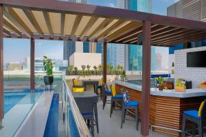 Bazén v ubytování voco Dubai by IHG nebo v jeho okolí