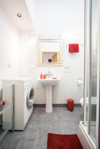 y baño blanco con lavabo y lavadora. en Elegant Apartment Ordynacka en Varsovia