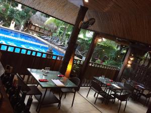 Un restaurante o sitio para comer en Palms Cove Resort