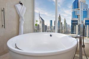 Vonios kambarys apgyvendinimo įstaigoje voco Dubai, an IHG Hotel