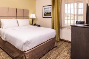 เตียงในห้องที่ Candlewood Suites - Topeka West, an IHG Hotel