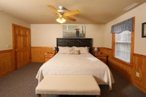 - une chambre avec un lit et un ventilateur de plafond dans l'établissement Cedar Falls #8, à Pigeon Forge