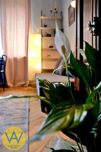 ein Wohnzimmer mit einem Sofa und einer Pflanze in der Unterkunft Apartamenty Wójcik Loft in Gdynia