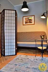 a room with a bench and a table and a gate at Apartamenty Wójcik Loft in Gdynia