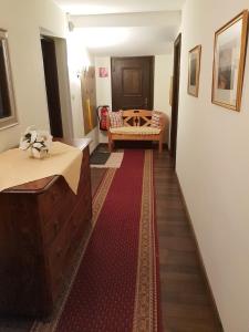 ザルツブルクにあるHaus am Moosのベッド2台と赤い敷物が備わる客室です。