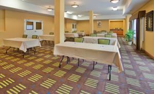 Бизнес-центр и/или конференц-зал в Holiday Inn Express Hotel & Suites Kansas City Sports Complex by IHG +50 фотографий