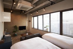 福岡的住宿－mizuka Imaizumi 1 - unmanned hotel -，一间酒店客房,设有两张床和电视