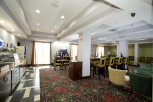 Телевизия и/или развлекателен център в Holiday Inn Express & Suites Morrilton, an IHG Hotel