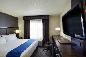 Foto da galeria de Holiday Inn Express Hotel & Suites Meadowlands Area, an IHG Hotel em Carlstadt