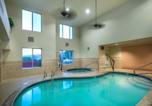 uma grande piscina num quarto de hotel em Holiday Inn Express Hotel & Suites Carson City, an IHG Hotel em Carson City