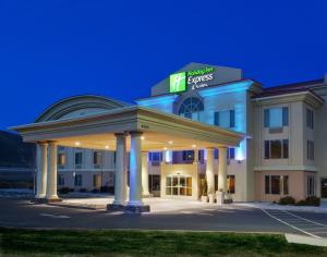 un hotel con un cartel encima en Holiday Inn Express Hotel & Suites Carson City, an IHG Hotel, en Carson City
