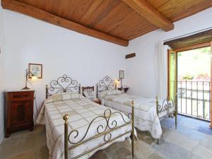 A bed or beds in a room at Apartment Piano Rosso 2 by Interhome