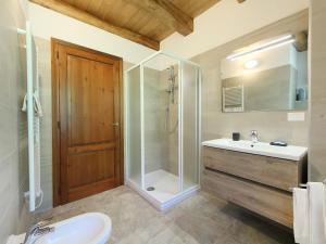 A bathroom at Apartment Piano Rosso 2 by Interhome