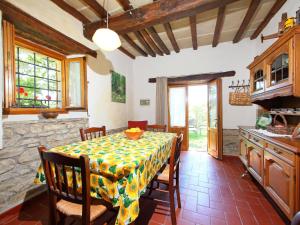 comedor con mesa y sillas en la cocina en Apartment Azienda Agricola Piano Rosso-4 by Interhome, en Marradi