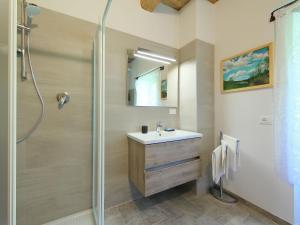A bathroom at Apartment Piano Rosso 2 by Interhome