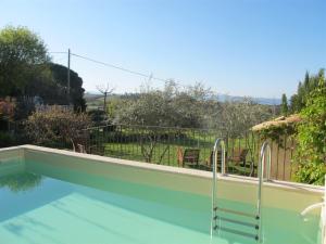 uma piscina com vista para o jardim em Lou Cardalines em Bédoin