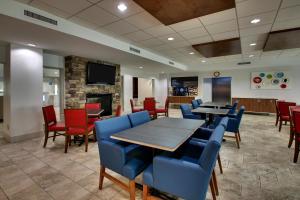 A restaurant or other place to eat at Holiday Inn Express Hotel & Suites Waukegan/Gurnee, an IHG Hotel