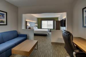 אזור ישיבה ב-Holiday Inn Express Hotel & Suites Waukegan/Gurnee, an IHG Hotel