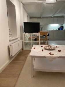 フーズムにあるCiti Wohnungのキッチン(ピザ付きのテーブル付) +6枚の写真