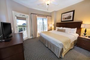 Holiday Inn Club Vacations Galveston Beach Resort, an IHG Hotel tesisinde bir odada yatak veya yataklar