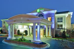 un hotel con cenador frente a un edificio en Holiday Inn Express Vicksburg, an IHG Hotel, en Vicksburg