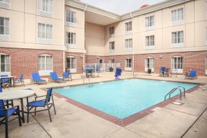 Holiday Inn Express Vicksburg, an IHG Hotel tesisinde veya buraya yakın yüzme havuzu