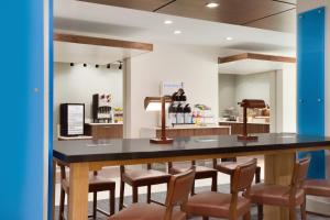 una gran mesa con sillas en una tienda en Holiday Inn Express Hotel & Suites Dallas NE - Allen, an IHG Hotel en Allen