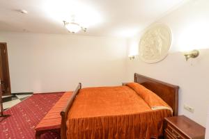 um quarto com uma cama e um lustre em El Hotel em Kovrov