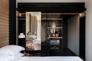 a bedroom with a bed and a black wall at Casa Elliot Hotel in Barcelona