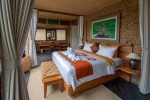Ένα ή περισσότερα κρεβάτια σε δωμάτιο στο Munduk Heaven Luxury Villas