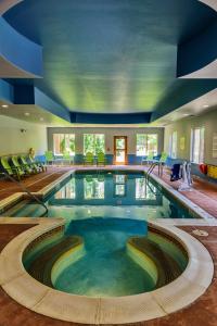 a large swimming pool in a hotel room with a pool at Holiday Inn Express Hotel & Suites Hamburg, an IHG Hotel in Hamburg