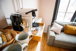 un soggiorno con un divano e un tavolino da caffè di Bambu Sleep Boutique a Haarlem