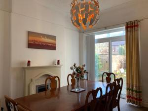 uma sala de jantar com uma mesa e uma lareira em Beach house em Crosby