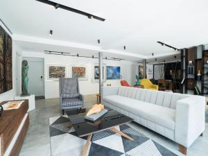 a living room with a white couch and a table at Suites Arboleda 215 in Mexico City