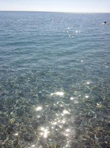 un gran cuerpo de agua con rocas. en La Mansarda, en Marina di Gioiosa Ionica