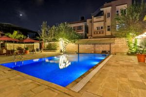 una piscina in un cortile posteriore di notte di Hotel Bhadgaon a Bhaktapur