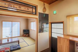 een kamer met een deur naar een woonkamer bij Kitaguchi Tougakukan in Fujiyoshida
