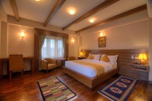 una camera d'albergo con un letto e una scrivania di Hotel Bhadgaon a Bhaktapur Altre 36 foto